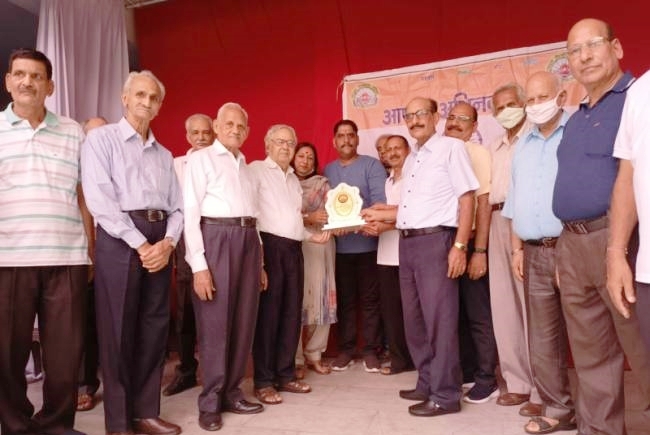 Read more about the article गुरु वंदन कार्यक्रम में मेधावी विद्यार्थियों ओर शिक्षकों अभिनंदन का किया