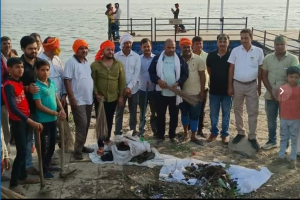 Read more about the article गाजीपुर में गंगा तट पर सफाई अभियान